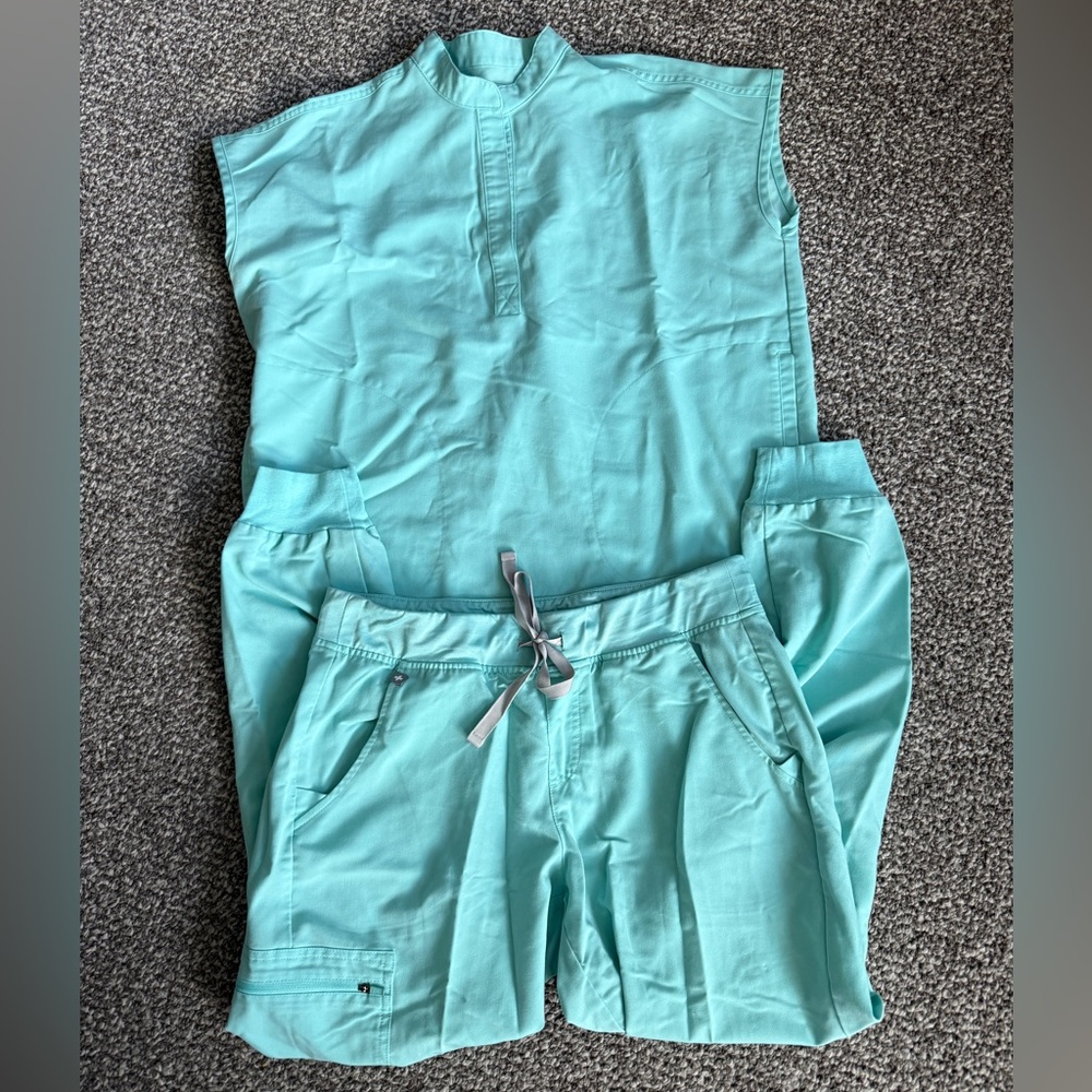 Figs fresh aqua scrubs set, fits size M